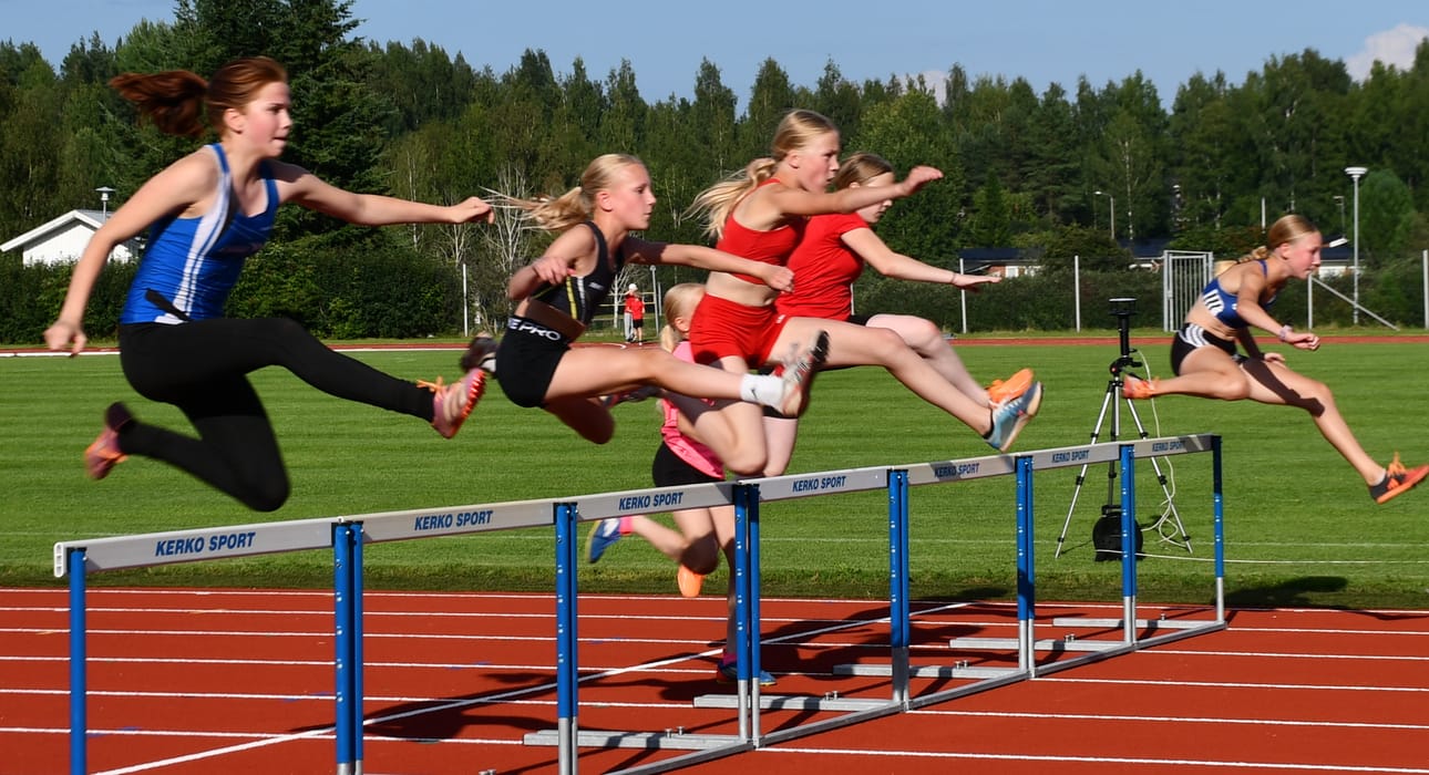 Sisäradalla kisaava kuortanelainen Enna Penninkangas karkasi voittoon T11-aitajuoksussa.