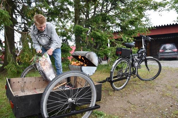 Kumma kulkupeli kerää katseita Haapajärvellä: Tenho Pietikäinen risteytti mopon, polkupyörän ja grillin
