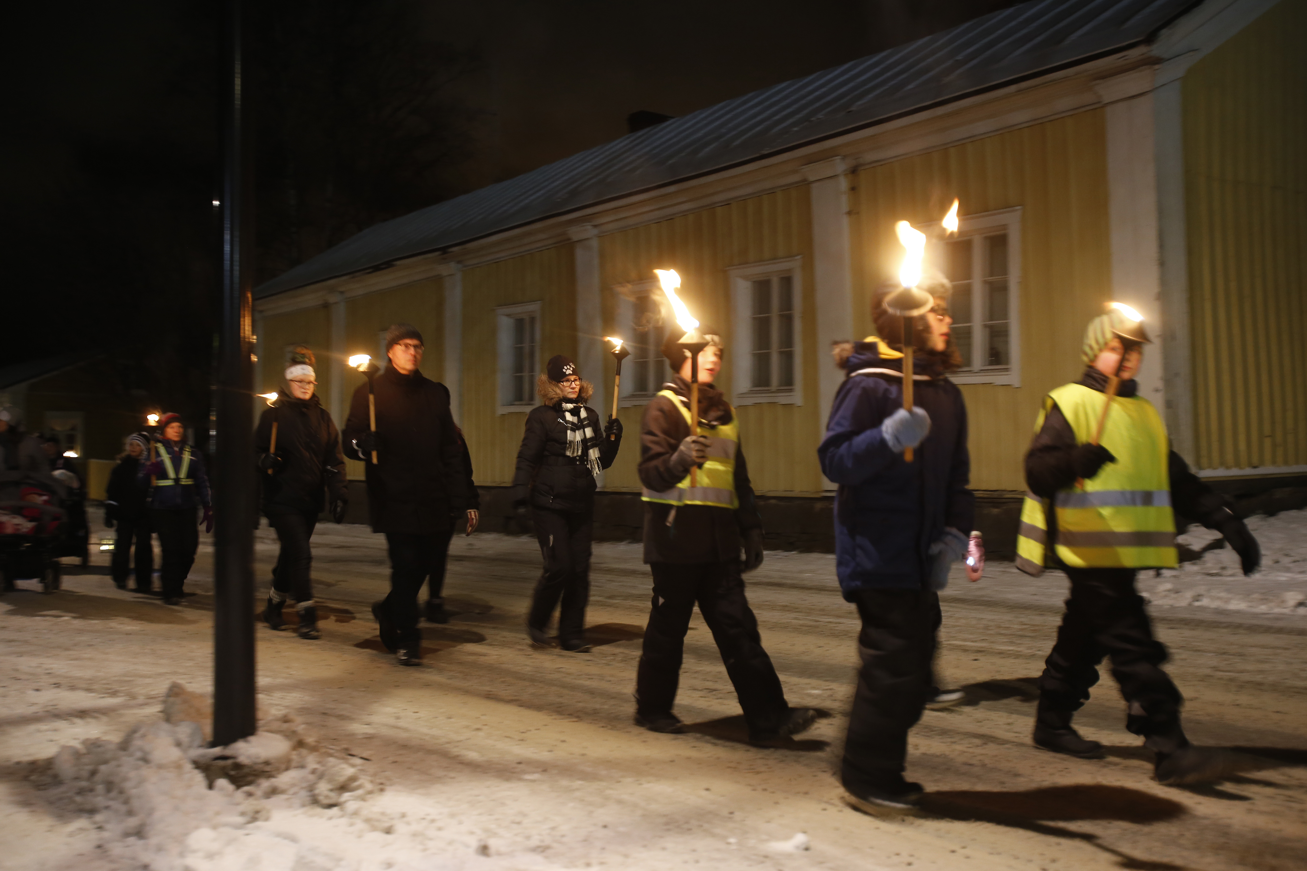 Tänä vuonna tuuli ei hidastanut Partiolippukunta Merituuli ry:n perinteistä soihtukulkuetta.