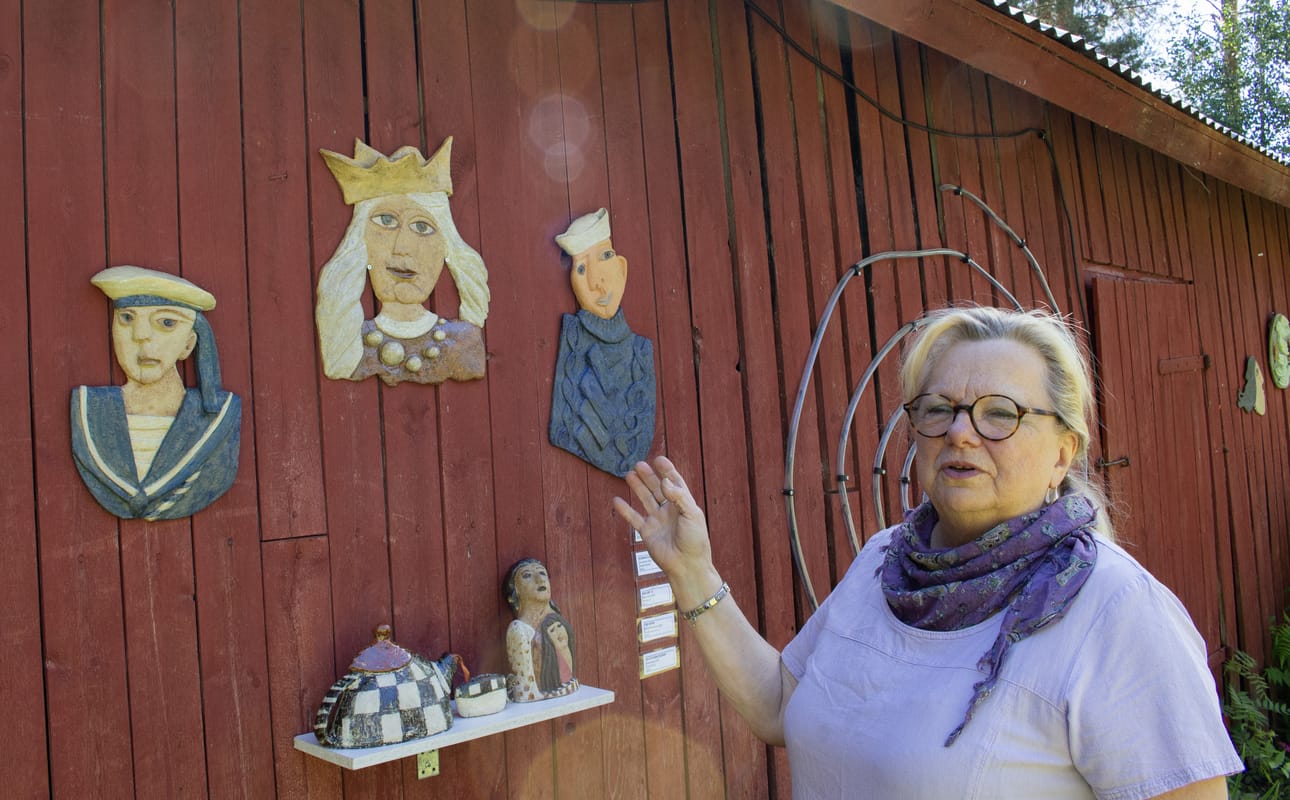 Maija Kantasen kasvoveistosten päässä on usein kruunu, sillä se tuo särmää muuten pehmeään muotokieleen.