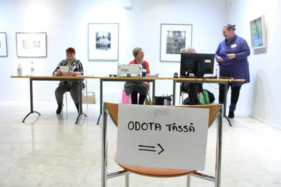 "On se toisaalta ihan jännä" – presidentinvaalien ensimmäinen varsinainen vaalipäivä oli Kuusamotalolla vilskettä aamusta asti, vilkkaampaakin odotettiin