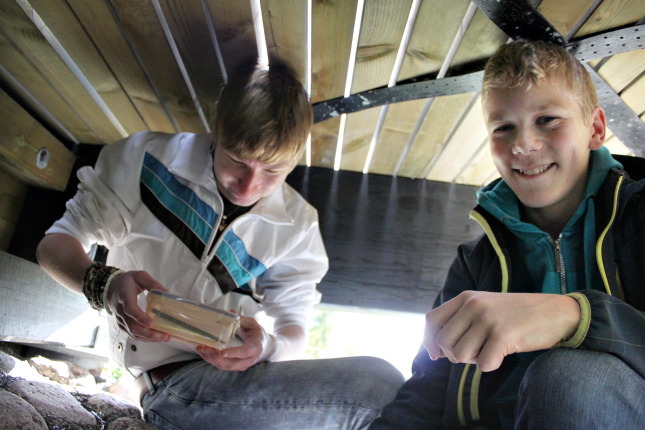 Kätköjahti on vienyt utajärveläisen Roni Nummen (vas.) ja oululaisen Matti Rehellin sillan alle apajille.