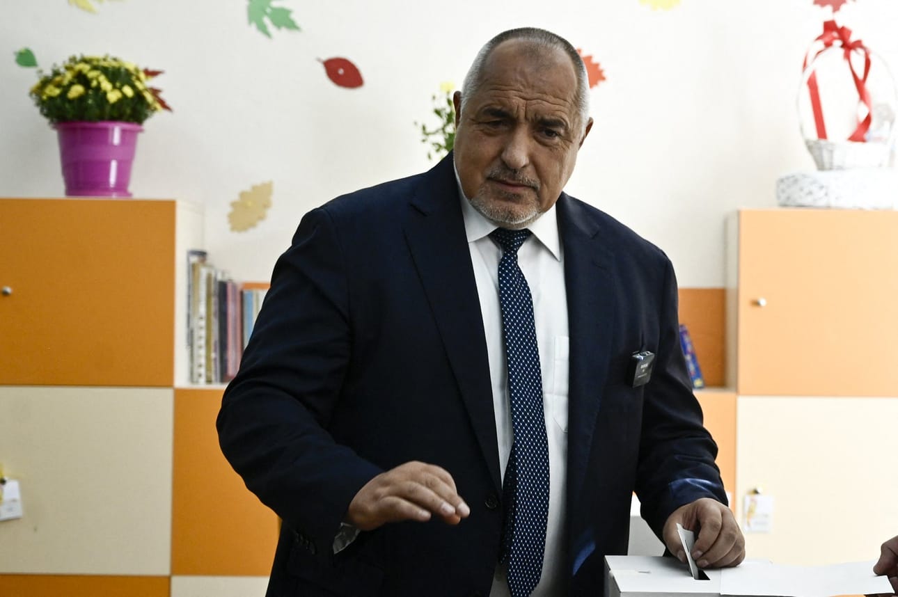 Vaalivoittoa kohti matkaava Borisov äänesti Sofiassa sunnuntaina. Lehtikuva/AFP