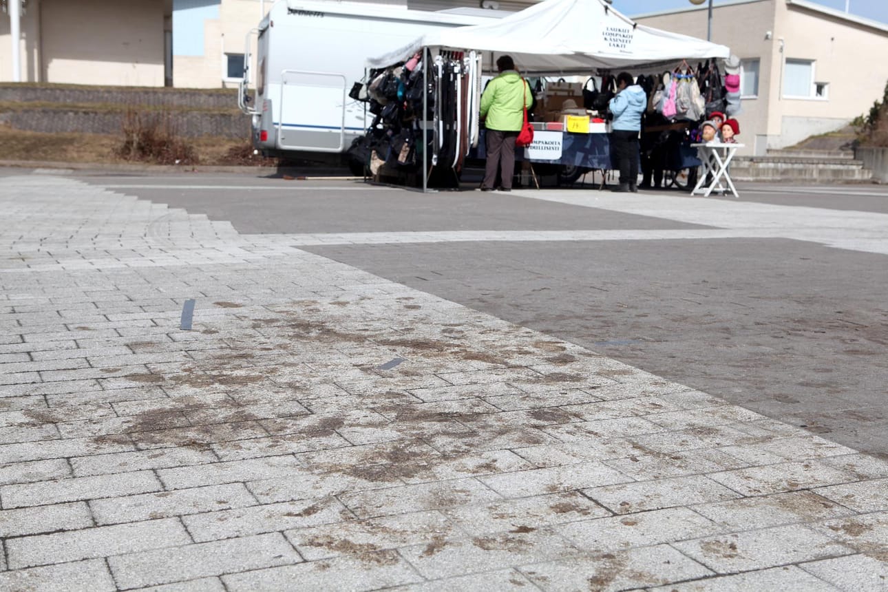 Nivalan torin paraatipaikka oli torstaina sontainen.