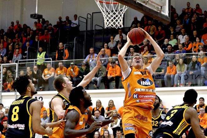 Karhu Basketin Gregory Mangano oli vireessä. KUVA: HEIKKI HAKANEN