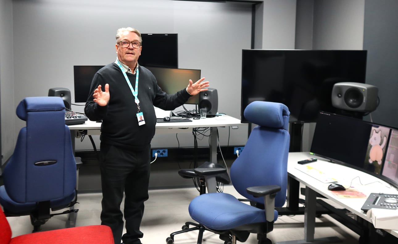 Jouni Assila esittelee erilaisia tiloja, joita on vaikka kuinka paljon eri käyttötarkoituksiin. Niissä muun muassa voidaan editoida kirkkokonsertin ääniraitaa tai nauhoittaa Buu-klubbenin nukettajan spiikki. Yhdessä projektihuoneessa toimii parhaillaan Watt Nytt, joka tekee uutissisältöjä lapsille ja nuorille sekä mediakasvatusta.