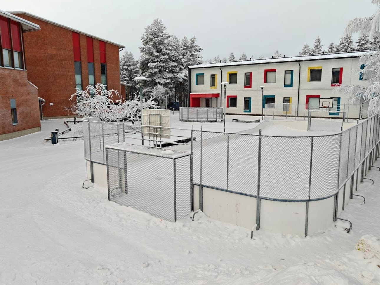 Tupoksen koulun yläkoululaisten välituntipihan ainoa aktiviteetti.