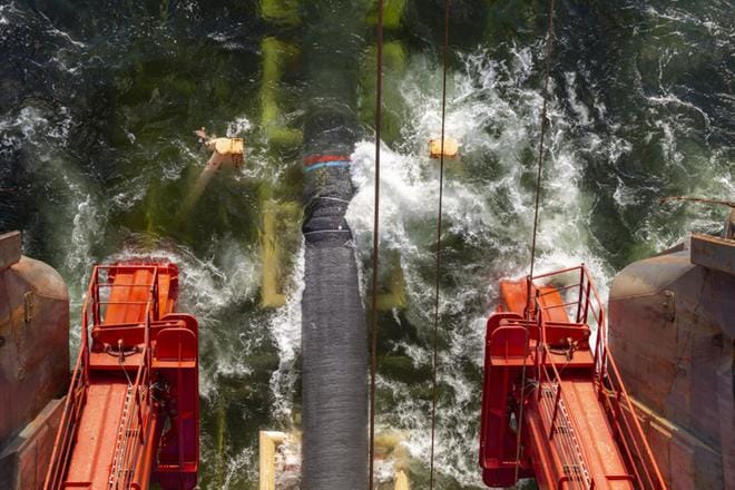Nord Stream 2 -kaasuputkea lasketaan nauhana mereen Suomenlahdella Solitaire-alukselta. Koko kaasuputken pitäisi olla valmis vuoden 2019 lopulla. KUVA: