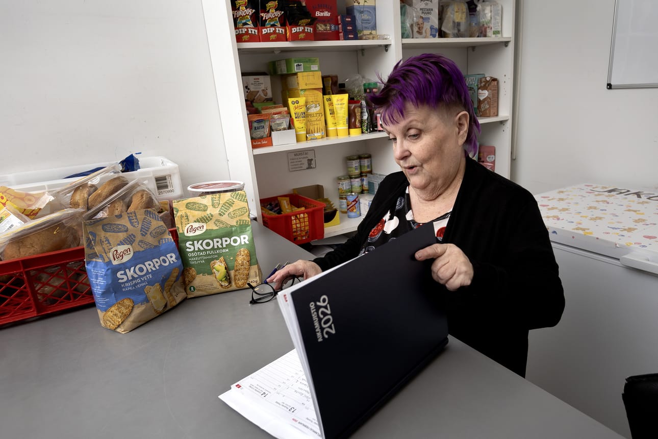 Sirpa Joensuu on työskennellyt RaaValla vapaaehtoisena alusta asti. – Tässä on mukavaa olla ja kohdata asiakkaita. Ihmisillä menee huonosti ja koko ajan huonommin. Tulevaisuutta pelätään ja odotetaan, että hallitus vaihtuisi ja äkkiä, Joensuu sanoo.