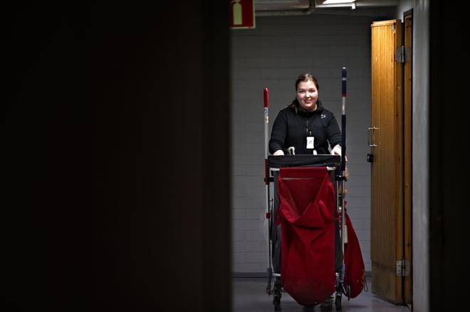 – Tulisin hulluksi, jos joutuisin istumaan kotona tekemättä mitään, kevään abiturientti ja siivoojana työskentelevä Amanda Göös arvioi. KUVA: TOMI KOSONEN