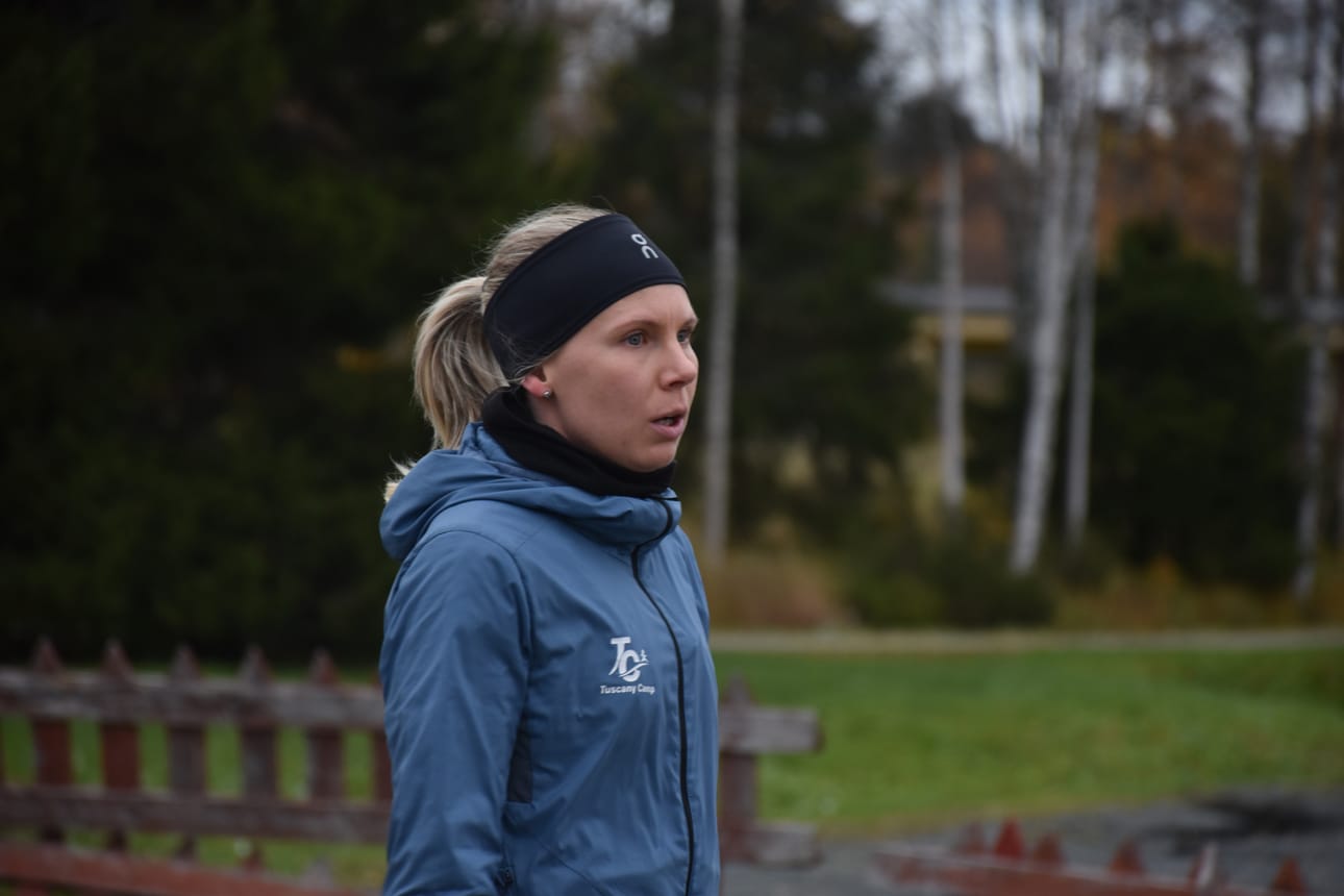 Susanna Saapunki oli hyvässä vauhdissa Napolin puolimaratonilla. Italiassa asuva Saapunki ehti käydä Kuusamossa viime lokakuussa.