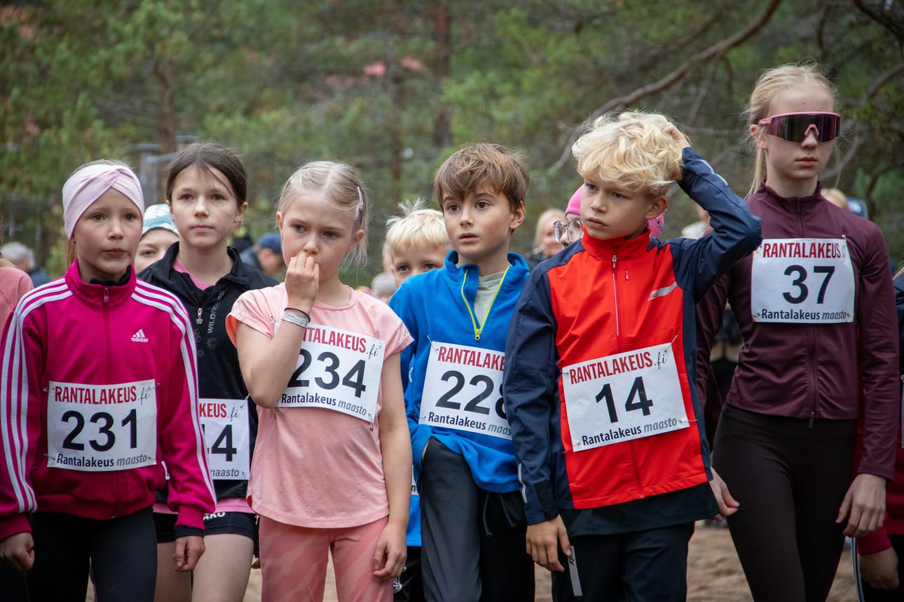 9-vuotiaat tytöt ja pojat lähtövalmiina maastoon. Eve Lappalainen, Selja Liedes, Aaro Mattila, Kerkko Köngäs ja Adele Keränen, kaikki Kempeleestä.