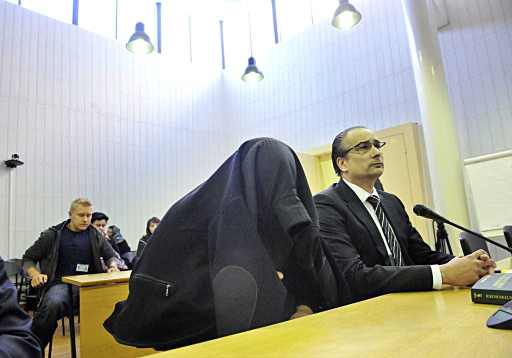 Asianajaja Heikki Lampela (oik.) kertoo, ettei aio enää avustaa Esa Åkerlundia, koska pitää tämän päätöstä sydämettömänä.