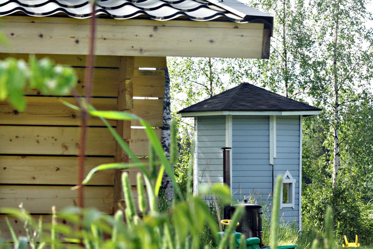 Lapsille leikkimökki ja aikuisille kesäkeittiö on monien omakoti- ja rivitaloa asuvien mielessä.