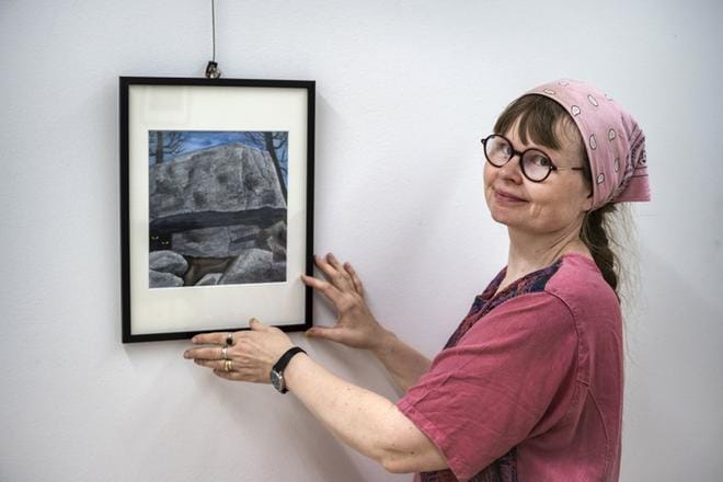 Alajärven Pyhävuorella on oma lukunsa Mervi Heikkilän kuvittamassa Riina Peltosen kirjassa Noitia, kalloja, vedenhenkiä. Kirja on maaginen matkaopas Pohjanmaalle. KUVA: AARRE LÖYTÖMÄKI