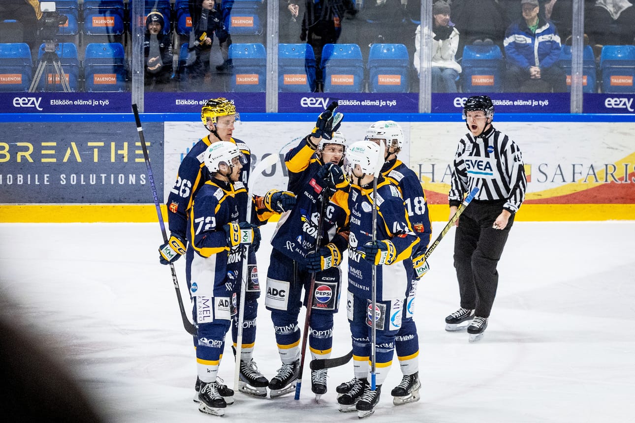 RoKin parhaana pelaajana palkittu kapteeni Antti Erkinjuntti (kesk.) juhlii joukkuekavereidensa kanssa 1-0 maalia. Kultakypärä Jere-Matias Alanen sai syöttöpisteen.