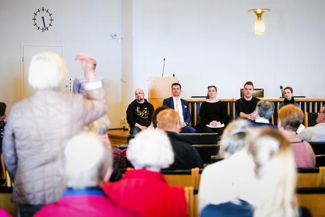 Osa keskustan asukkaista nauttii kesätapahtumista ja kuuntelee mielellään tapahtumista kantautuvaa musiikkia. Osa joutuu lähtemään kodeistaan pakoon, kun meteliltä ei saa unta. Tapahtumajärjestäjät toivovat kaikenlaista palautetta kehittääkseen tapahtumia. KUVA: KRISTA LUOMA