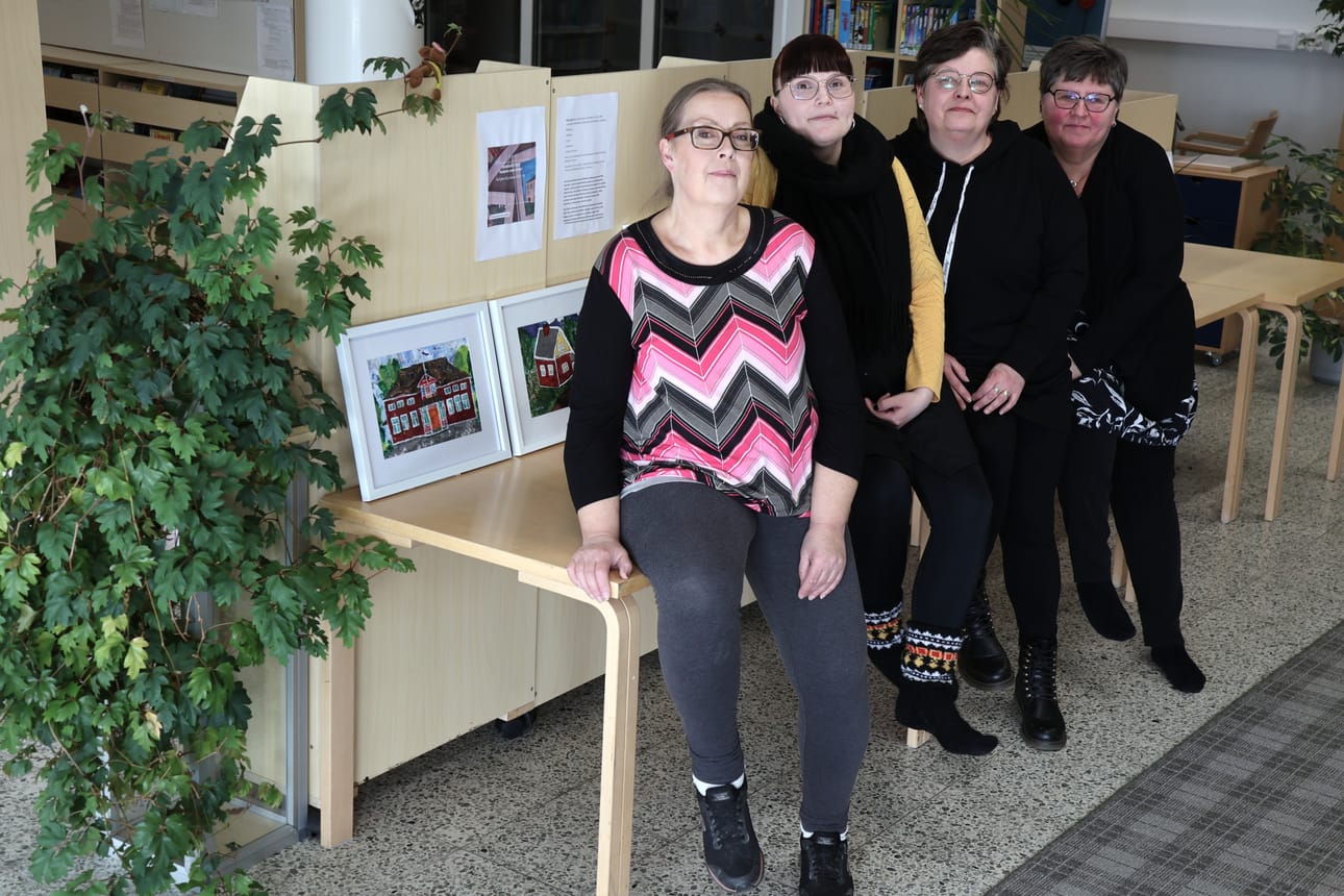 Anne Sorvari, Milja Vuolle, Anne Ojala ja Monica Malm ovat kokoontuneet taideryhmässä kirjastossa. Sorvari on vetänyt kaksi lukukautta Karijoella kansalaisopiston taidekursseja.
