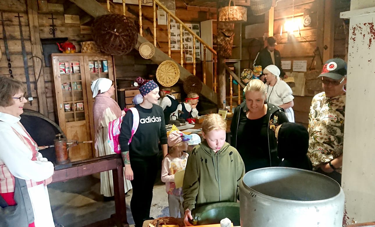 Museopiknikin yhteydessä lapset ja lapsenmieliset pääsivät seikkailemaan ympäri rakennuksia etsiessään karanneita hiirulaisia sekä arvatessaan mahtavan kesäkurpitsan painoa.