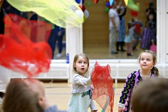 Minne se huivi karkasi, ihmettelevät Jasmin Westerlund (vas.) ja Elli Nikkola. Ilmajoen Ahonkylän koulun eskarilaiset opettelivat Eskarifestareilla jonglöörausta tiistaina. KUVAT: TOMI KOSONEN