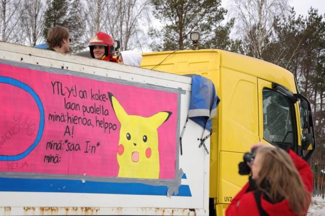 Nurmon lukion abit olivat taiteilleet rekkakylttiin muun muassa Pikachun. KUVA: ALEKSI MÄKINEN