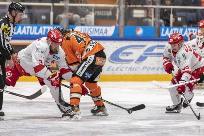 Sportin Jonne Virtanen kamppaili tiukasti HPK:n Henri Kannisen kanssa Teemu Väyrysen seuratessa. Kuva: Tomi Vesaharju