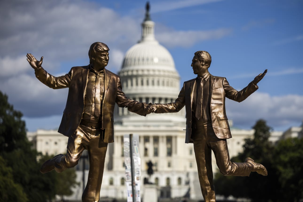 Washington DC:n paraatipaikalle ilmestyi lokakuun alussa uudelleen puistopoliisin ensin poistama Best Friends Forever -patsas, joka esittää presidentti Donald Trumpia (vas.) pitämässä kädestä alaikäisiin kohdistuneista seksuaalirikoksista tuomittua ex-liikemies Jeffrey Epsteiniä, joka kuoli 2019.