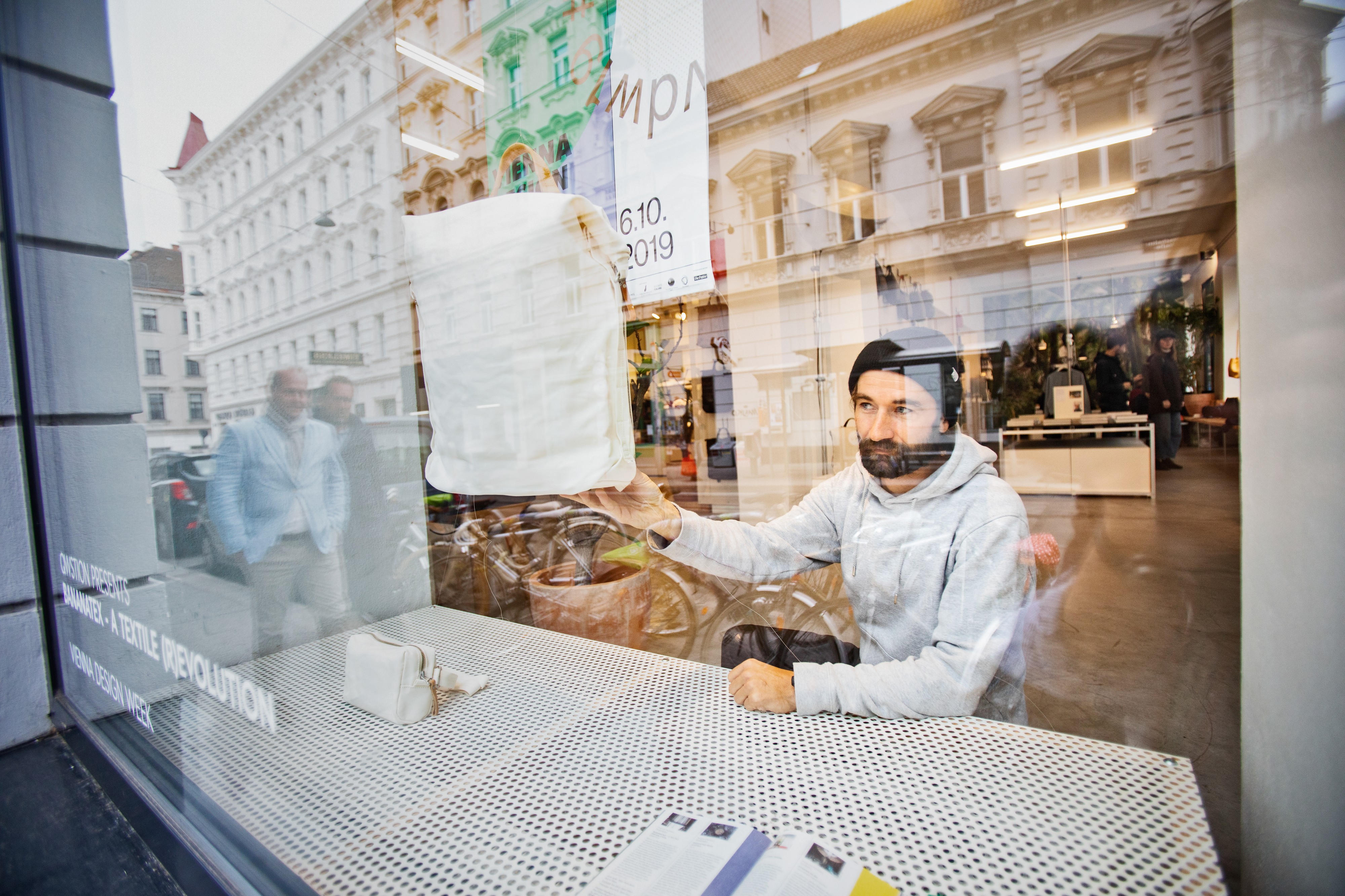 "Moni kaupunki voi olla matkailun näkökulmasta kiehtova ja jännittävä, mutta haluan kotipaikkani olevan vakaa ja turvallinen", sanoo wieniläinen yrittäjä Christian Huemer.