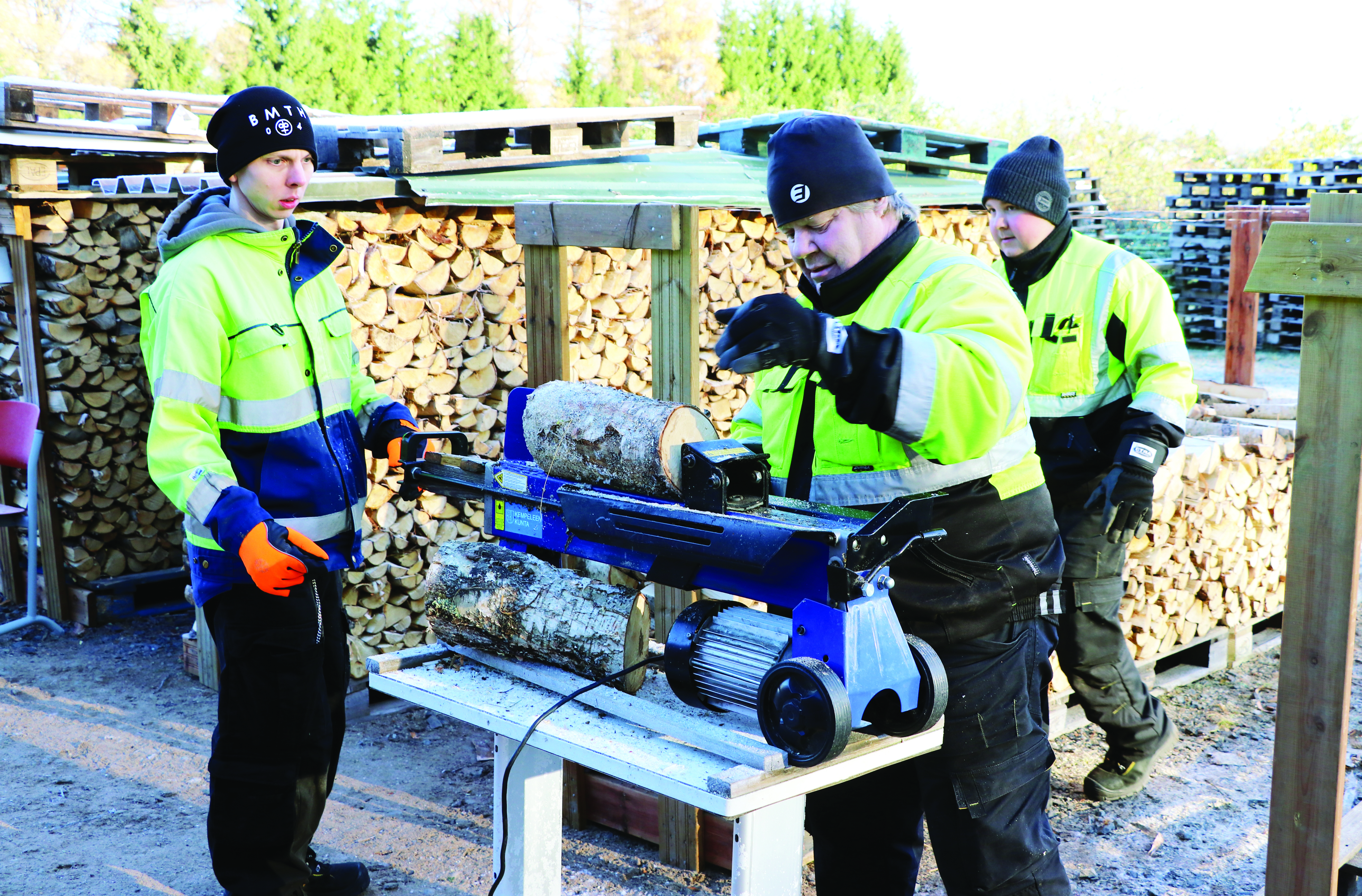 Riku Lås (oikealla), Tommi Valtonen (vasemmalla) ja Juha Kauppila klapeja tekemässä.