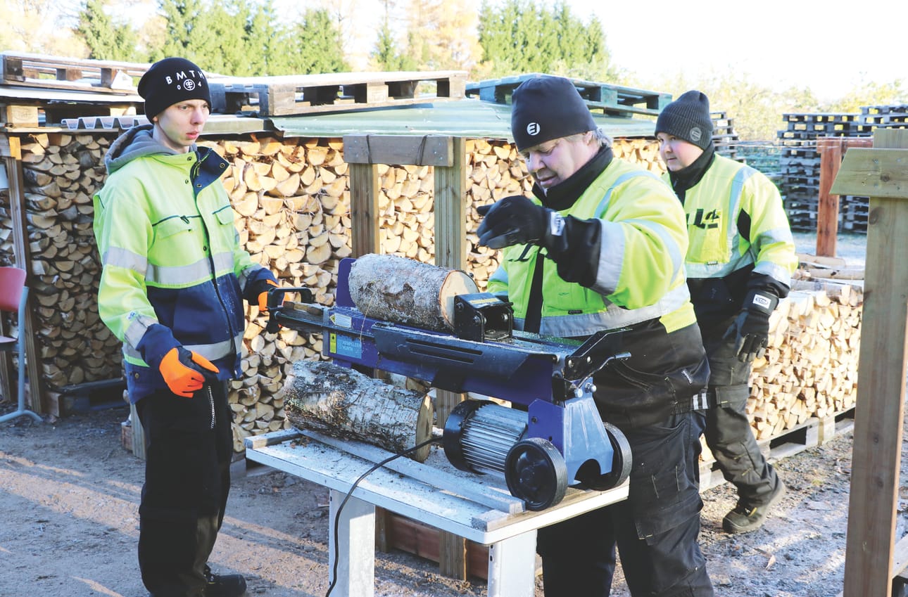 Riku Lås (oikealla), Tommi Valtonen (vasemmalla) ja Juha Kauppila klapeja tekemässä.