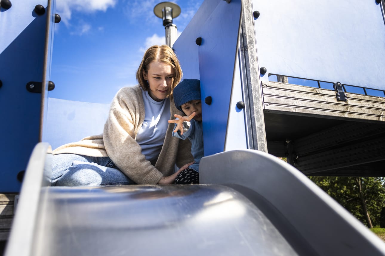 20-vuotiaana syöpään sairastunut Johanna Johansson sanoo, että nuorena sairastettu syöpä voi vaikuttaa hyvin moneen asiaan elämässä – se voi näkyä myöhemmin esimerkiksi välivuosina ansioluettelossa. Hän toivoo, etteivät nuorena syöpään sairastuneet antaisi sairauden määritellä itseään. Kuva: Eero Saarikoski