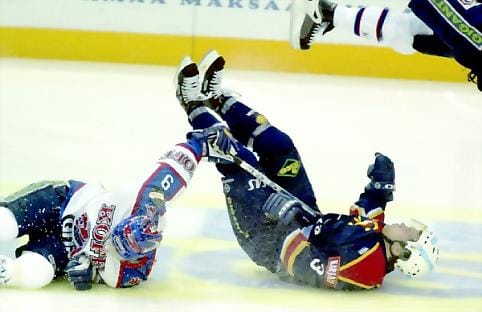 Kuviokelluntaa jäällä. HIFK:n Kimmo Kuhta (vas.) ja Jokerien Ari Vallin tarkastelivat jään kuntoa lähietäisyydeltä.