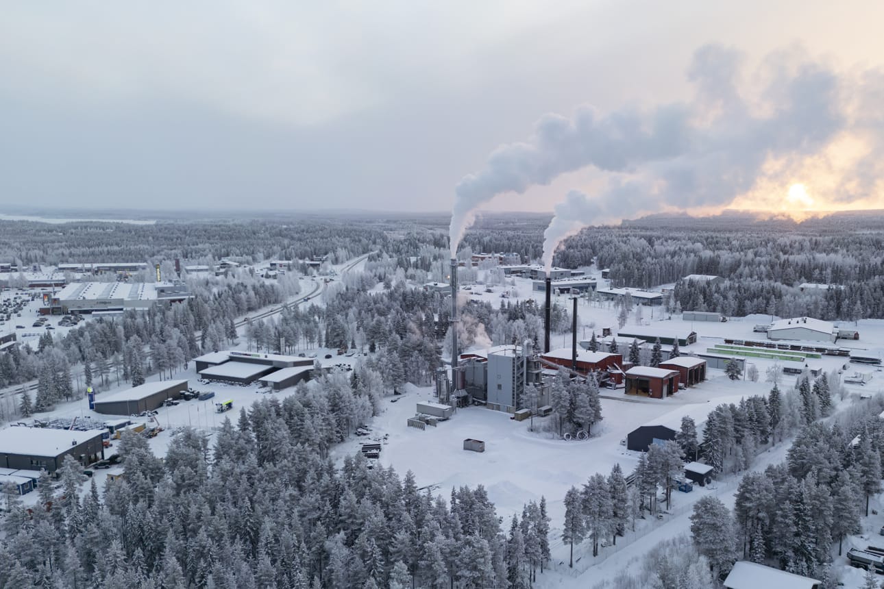 Kuusamon Keskustan valtuustoryhmä ehdottaa, että kaupunki tekee laajan energiaselvityksen, jossa tarkastellaan pienydinvoiman ja kaasumoottorivoimalan sijoittamista paikkakunnalle. Kuvassa keskustan kaukolämpövoimaloista nousee savua tammikuussa 2026.