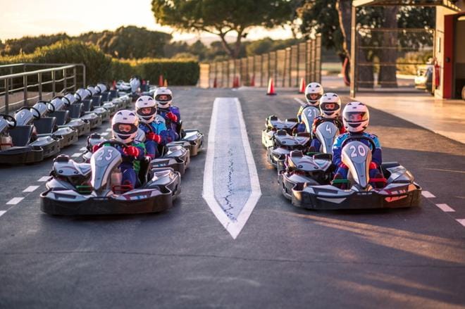 The Girls on Track -tapahtumassa tytöt voivat kokeilla taitoajorataa karting-autolla. KUVA: FIA