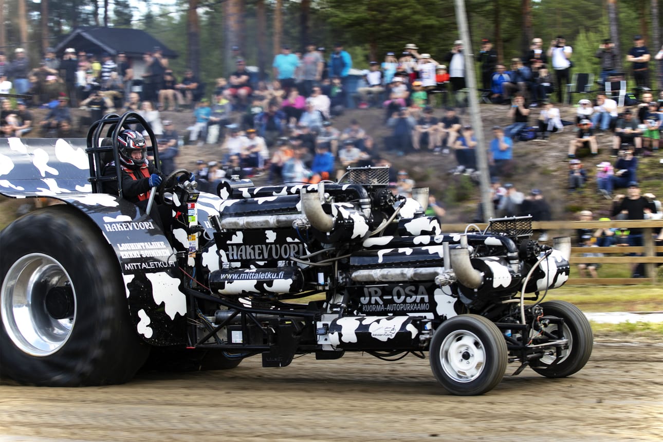 Tero Äyräväinen oli Tyrnävän osakilpailun kunkku. Miehelle kaksoisvoitto modified ja heavy modified -luokissa. Kisakoneina porvoolaisella olivat voittoluokissa Helmi-Orvokki (kuvassa) ja Tatjaana. Race trucks 8500 kg -sarjassa Äyräväinen veti vielä Jyry-Sisulla viidenneksi.