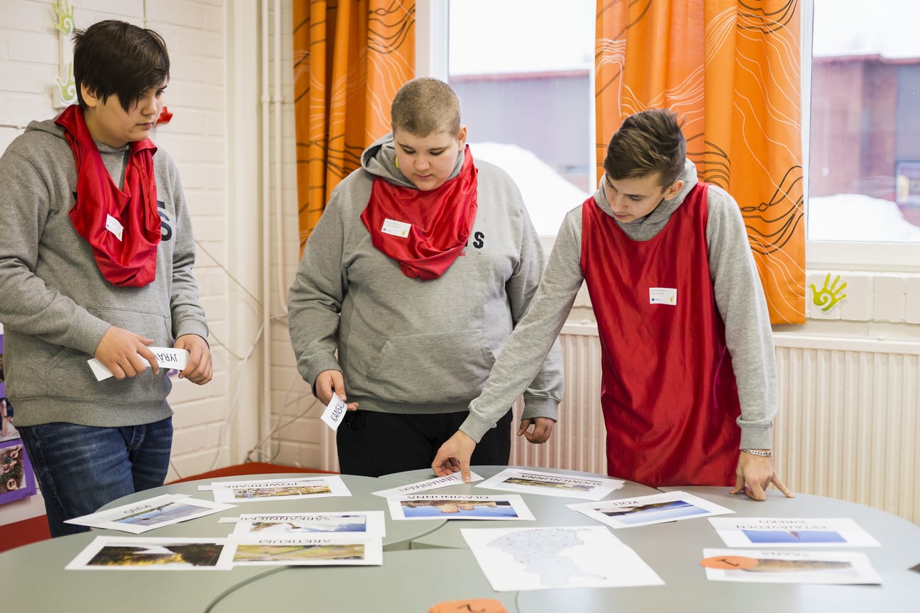 Aatu Karvola, Eemeli Sotaheimo ja Nikita Sadykov matkailupuolen rastilla testaamassa maantiedon taitojaan.