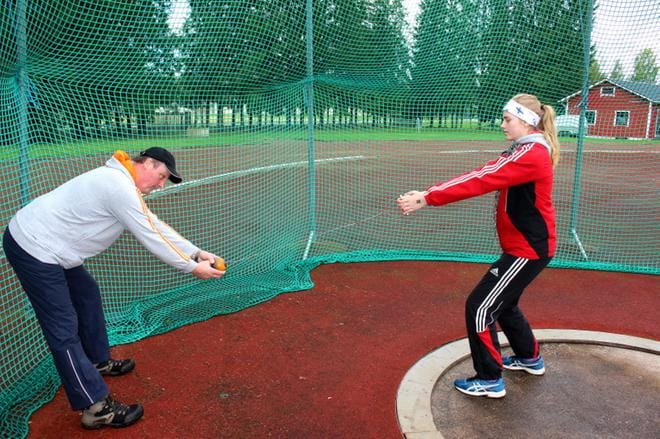 – Loppuvedossa moukarin pitää lähteä tarpeeksi alhaalta, että heittäjän vartalo on oikeassa asennossa, näyttävät karijokelaiset Markku ja Jaana Leppinen. KUVA: TAUNO RIIHILUOMA