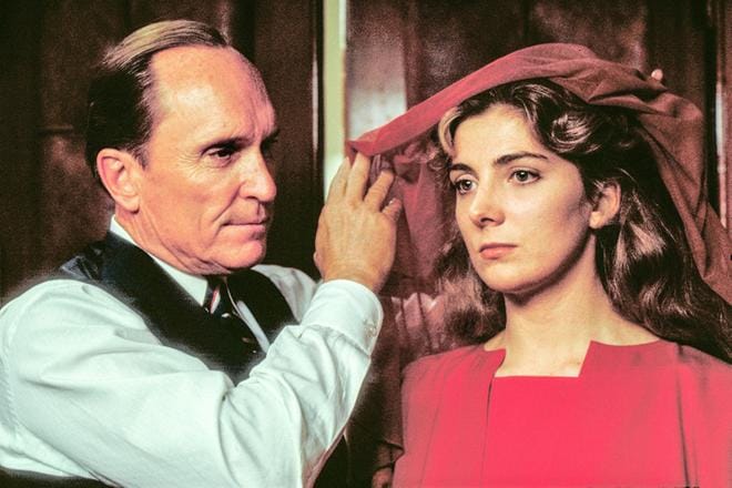 Natasha Richardson on Kate The Handmaid’s Talen ensimmäisessä elokuvaversiossa Orjattaresi vuodelta 1990. Komentajan roolissa on Robert Duvall. KUVA: Yle Kuvapalvelu