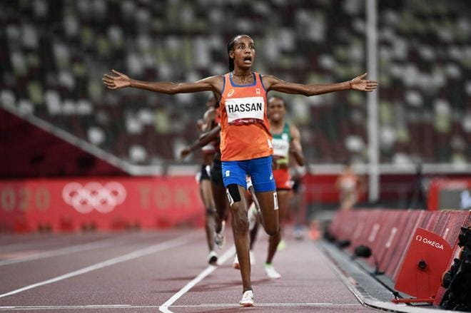 Hollannin Sifan Hassan voitti kuin voittikin naisten 5 000 metrin olympiakultaa maanantaina. Aikaisemmin samana päivänä hän kaatui 1 500 metrin alkuerissä. Kuva: Lehtikuva / AFP