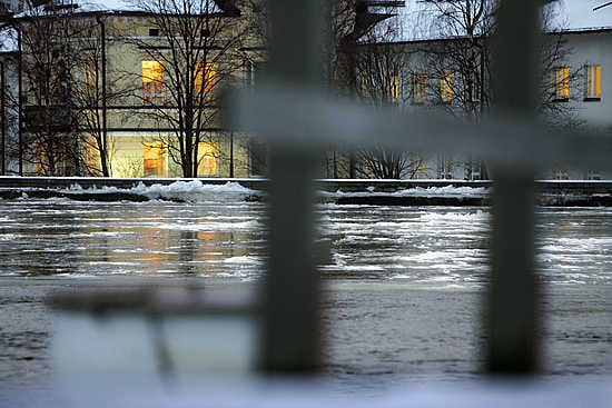 Tuiran uimalan laituri suljettiin Oulujoen jäätilanteen takia.
