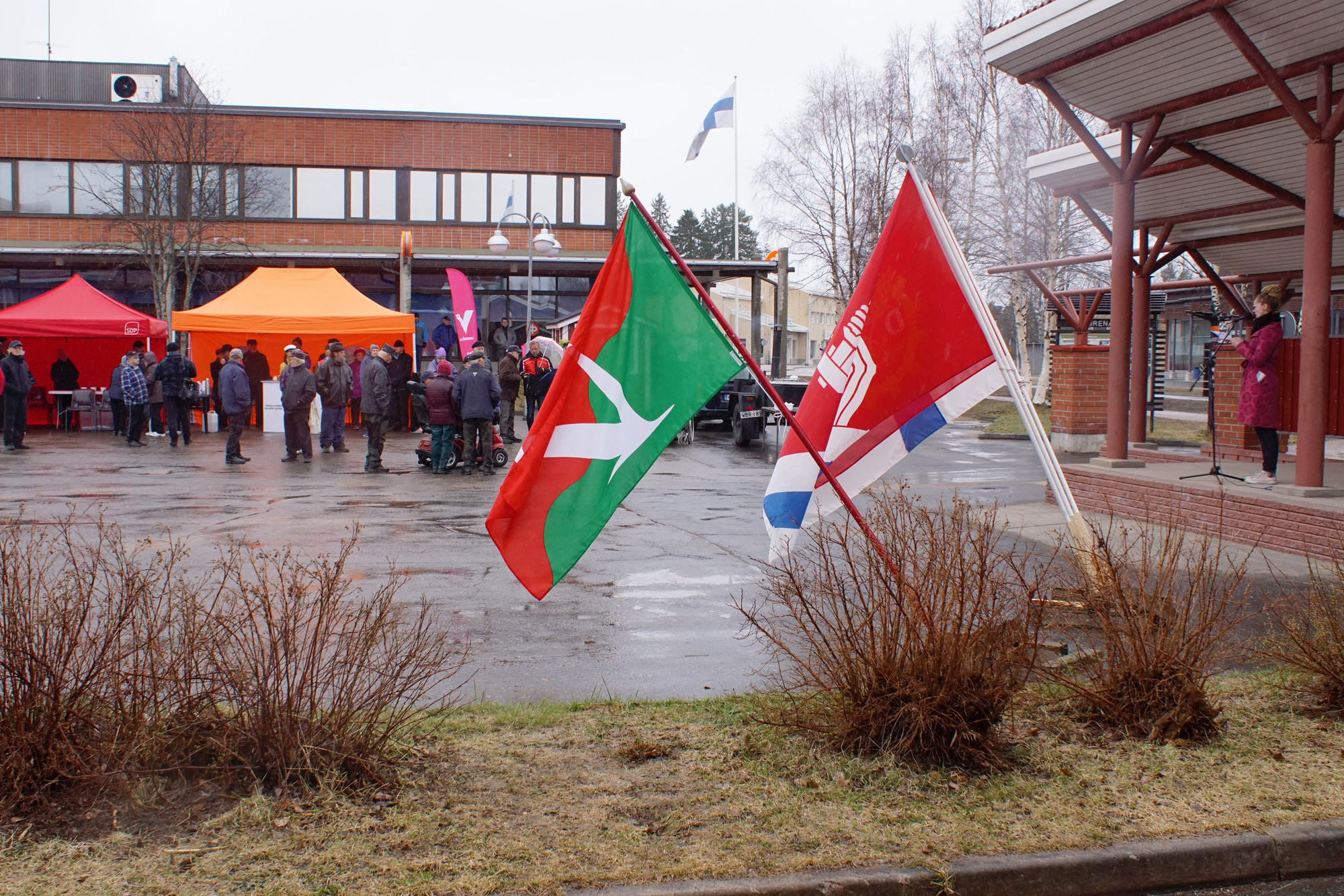 Kansanedustaja Hanna Sarkkinen piti vappupuheen Pudasjärven torilla.