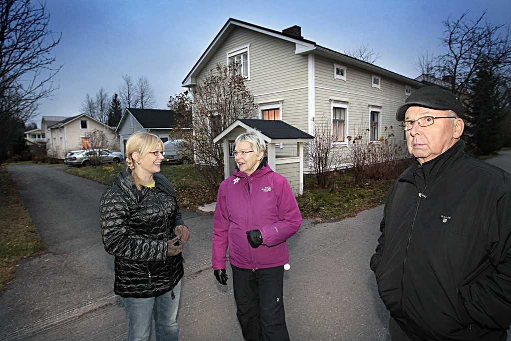 Ranta-Kastellissa asuvat Margit Ruotsalainen (vasemmalla), Tuula Alapartanen sekä Ville Kemppainen kuvailevat asuinalueettaan rauhalliseksi paikaksi.
