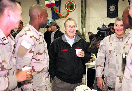 Donald Rumsfeld vieraili yhdysvaltalaissotilaiden luona Mosulissa jouluaattona 2004.