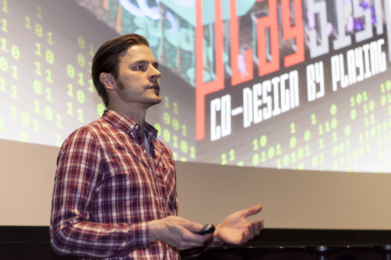 Playsignin Tomi Hurskainen piti myyntipuheen ensimmäisenä Nestholma Demo Dayssä Oulun Finnkino-elokuvateatterissa torstaina.
