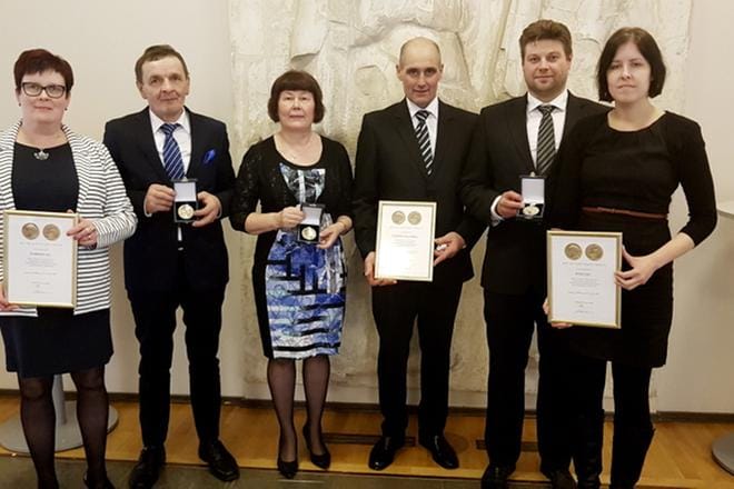 Kolme tilaa palkittiin eilen Helsingissä Walter Ehrström -mitalein tiistaina. Palkinnot saivat Mervi ja Matti Yli-Mannila (vas.), Anne ja Raimo Honkaniemi sekä Ismo ja Anniina Rintala. Kuva: Olavi Koskimäki