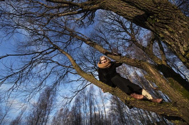 Ketterälle näyttelijälle ei tarvitse kuin leikillään ehdottaa puuhun kiipeämistä, niin siellä jo kiikkuu. Helena Puska nauttii luonnosta ja kertoo joskus melkein unohtuvansa metsään kävelemään. KUVAT: JARNO PELLINEN