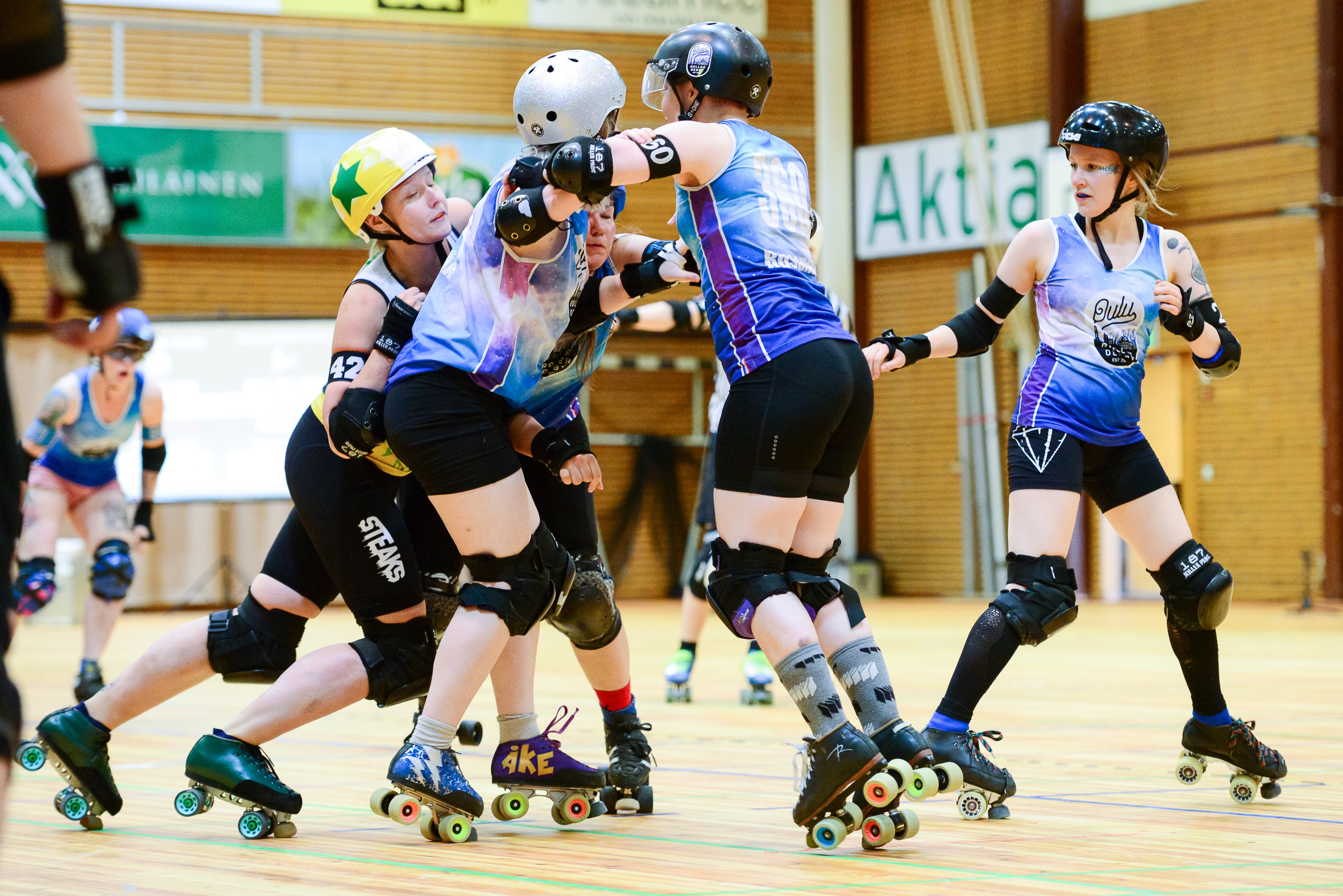 Oulu Roller Derbyn edustusjoukkue, Shitty City Rollers, voitti heinäkuussa Suomen mestaruuden kaatamalla loppuottelussa Helsinki
Roller Derbyn lukemin 188–108.