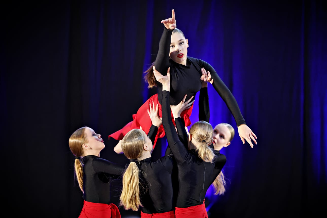 Riihimäkeläisten Olivia Arposuon, Kerttu Lehdon, Nella Stenroosin, Ilona Hämäläisen ja Silvia Tammisen ryhmäesitys oli elegantti ja taitava kokonaisuus.