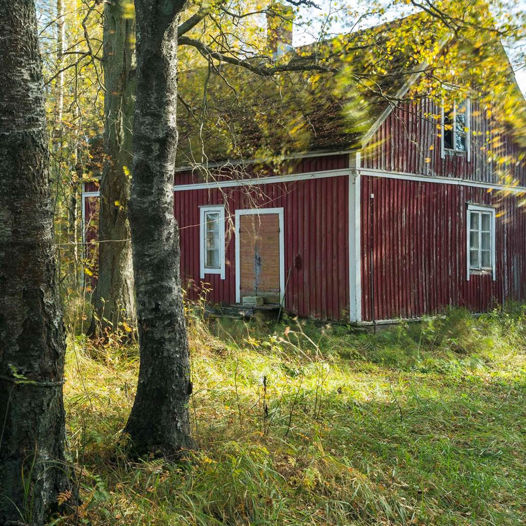 Pieni punainen talo on muuttunut taiteilijaduo IC-98:n valtakunnalliseksi nykytaideprojektiksi, 