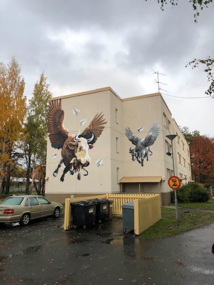 Lentävät lehmät herättävät huomiota Höyhtyällä.